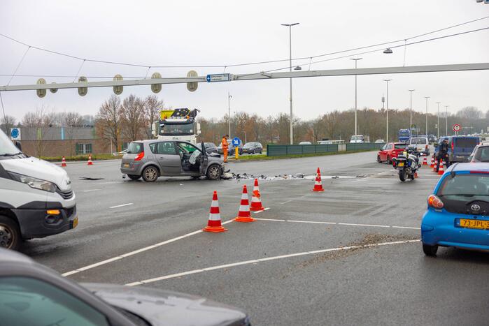 Veel schade tussen botsing personenauto's