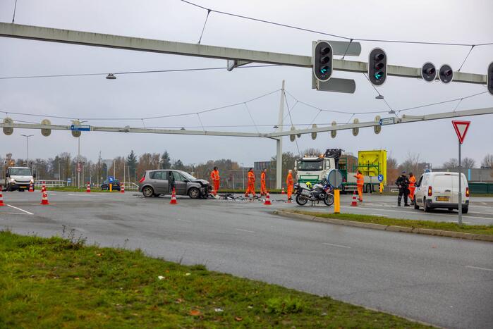 Veel schade tussen botsing personenauto's