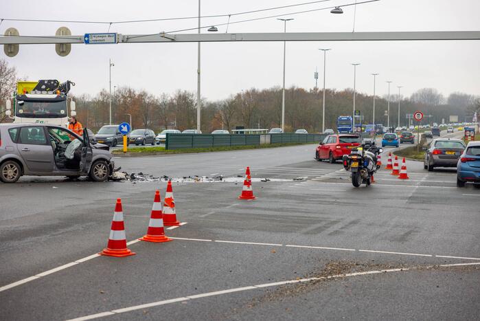 Veel schade tussen botsing personenauto's