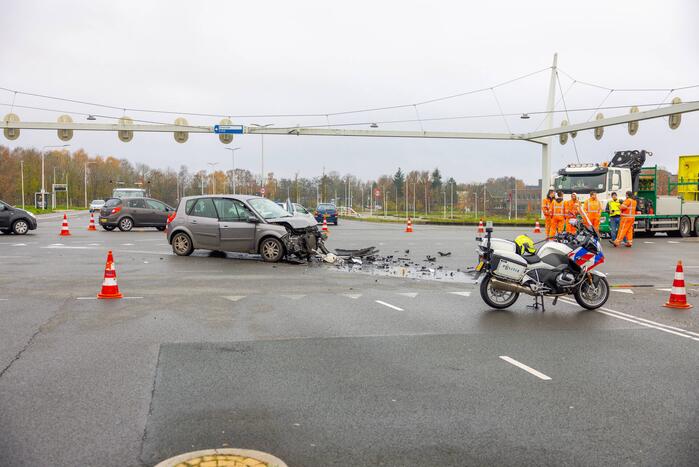 Veel schade tussen botsing personenauto's
