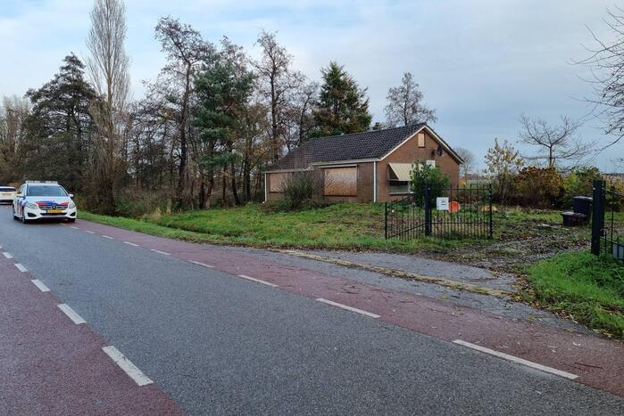 Politieonderzoek bij dicht getimmerde woning