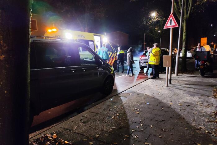 Scooterrijder botst op geparkeerde auto