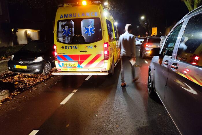 Scooterrijder botst op geparkeerde auto