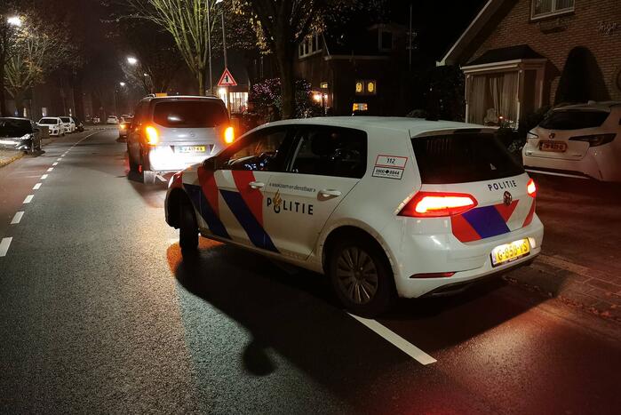 Scooterrijder botst op geparkeerde auto