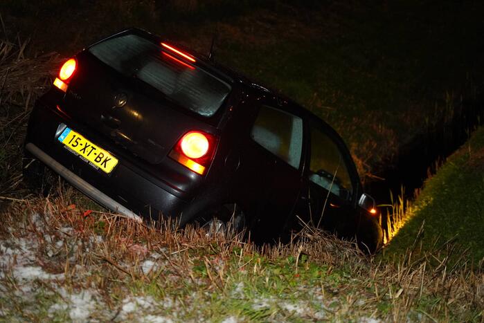Auto raakt van de weg en belandt in sloot