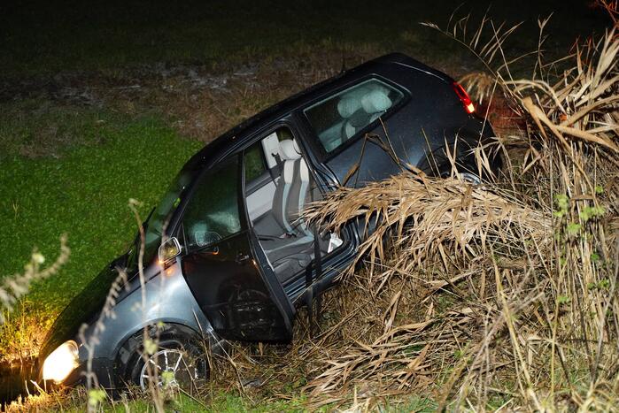 Auto raakt van de weg en belandt in sloot