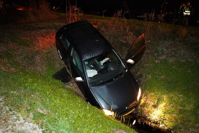Auto raakt van de weg en belandt in sloot