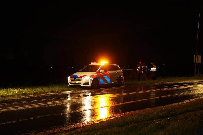 Auto raakt van de weg en belandt in sloot