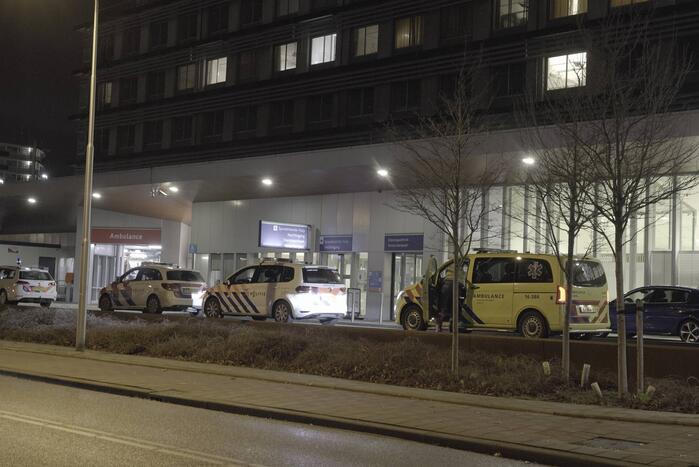 Persoon valt ambulancepersoneel aan