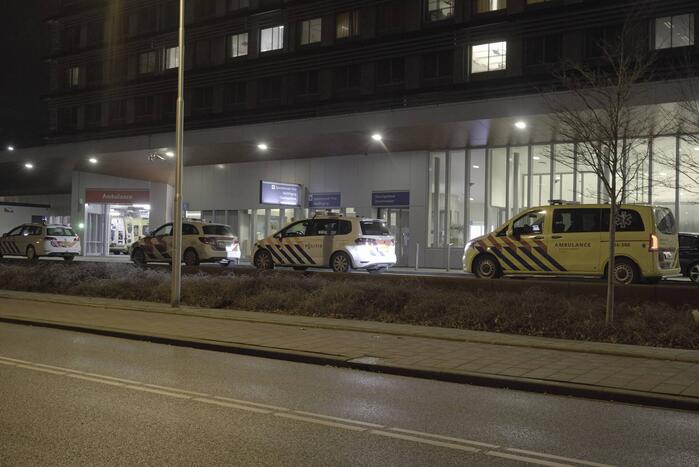 Persoon valt ambulancepersoneel aan