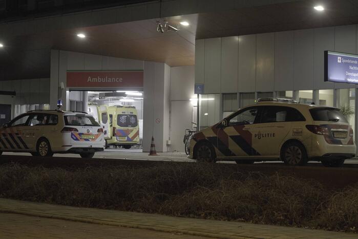 Persoon valt ambulancepersoneel aan