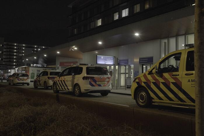 Persoon valt ambulancepersoneel aan