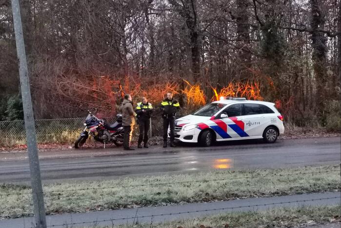 Motorrijder gaat onderuit op spekglad wegdek