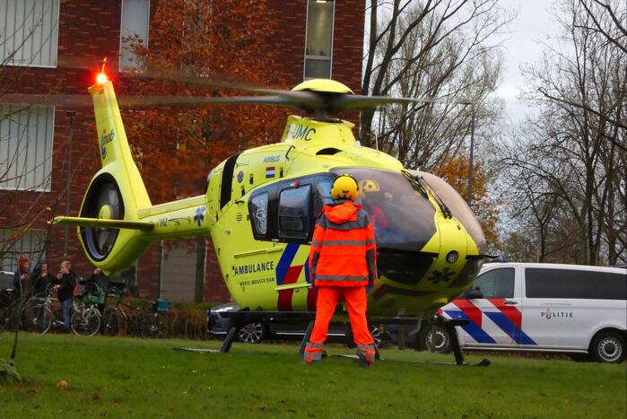 Traumahelikopter landt voor persoon met allergische reactie in gezondheidscentrum