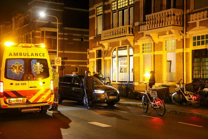 Maaltijdbezorger op e-bike aangereden door auto