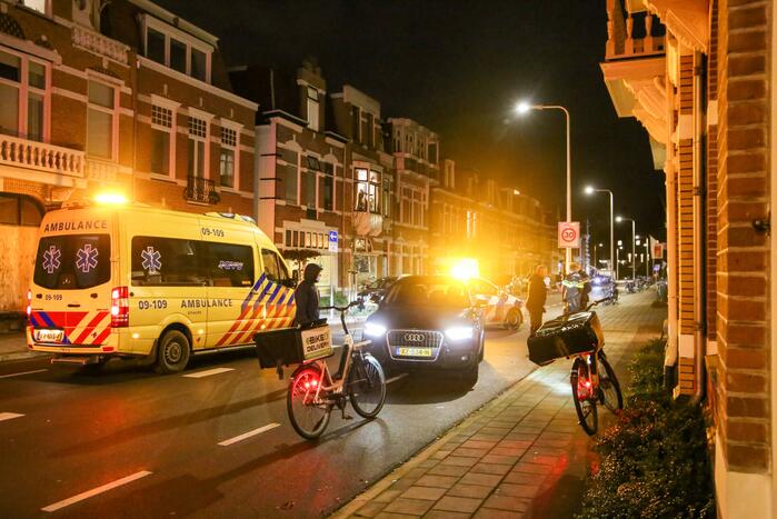 Maaltijdbezorger op e-bike aangereden door auto