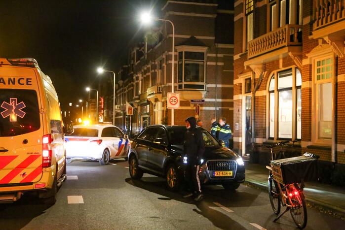 Maaltijdbezorger op e-bike aangereden door auto