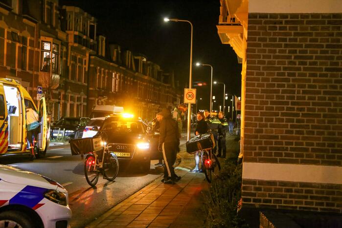 Maaltijdbezorger op e-bike aangereden door auto