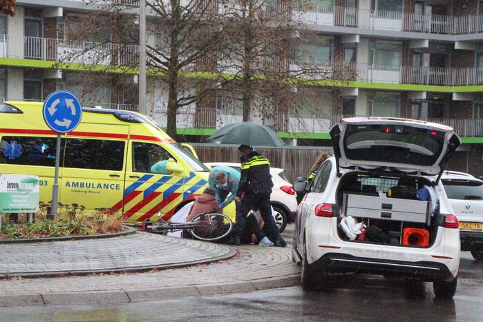 Fietser gewond bij aanrijding op rotonde