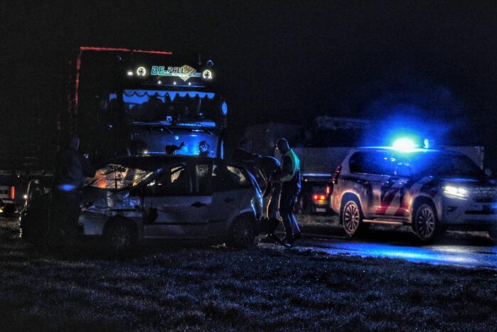 Automobilist verliest controle over stuur en klapt achterop vrachtwagen