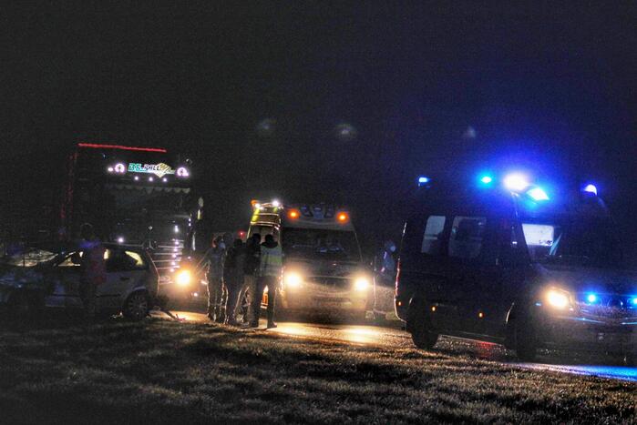 Automobilist verliest controle over stuur en klapt achterop vrachtwagen