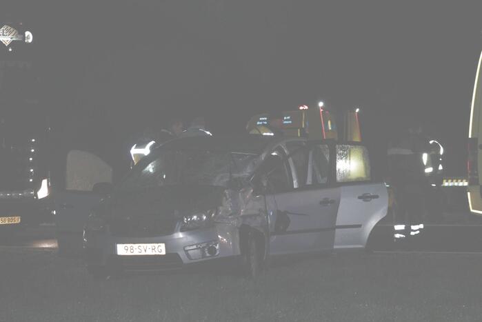 Automobilist verliest controle over stuur en klapt achterop vrachtwagen