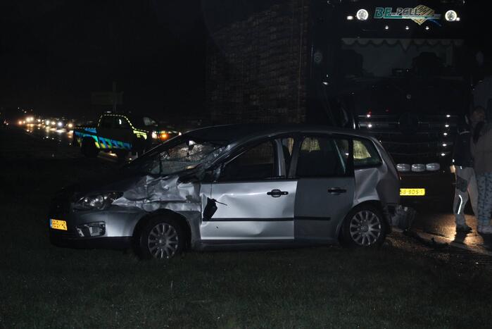 Automobilist verliest controle over stuur en klapt achterop vrachtwagen