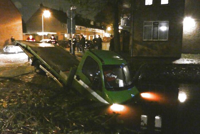 Bestelbus raakt te water