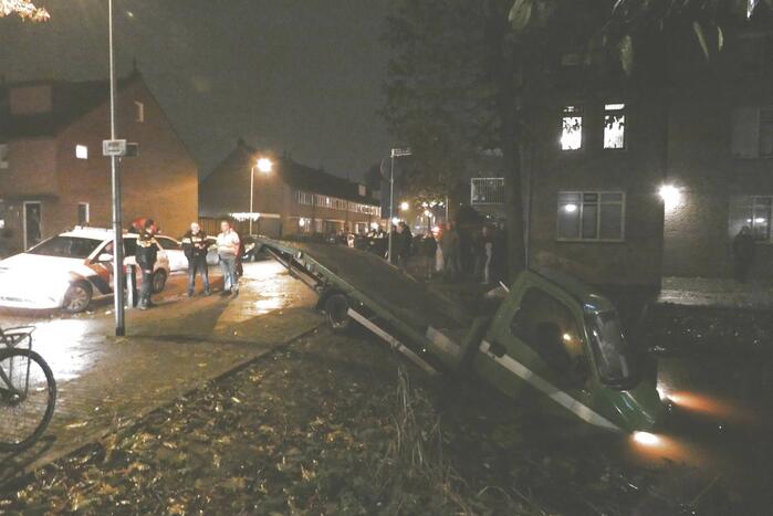 Bestelbus raakt te water