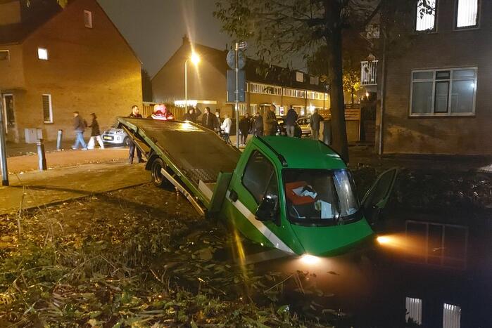 Bestelbus raakt te water