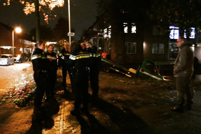 Bestelbus raakt te water