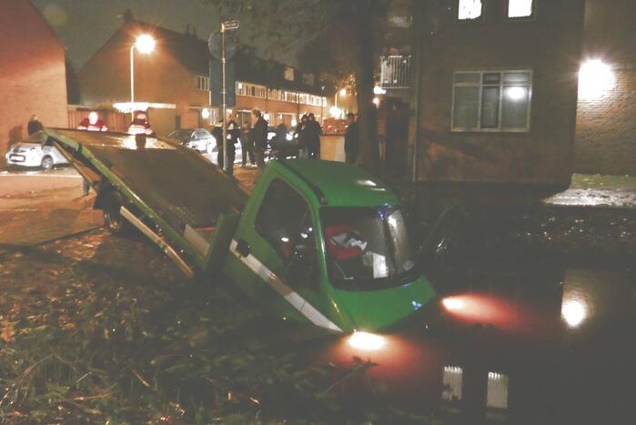 Bestelbus raakt te water