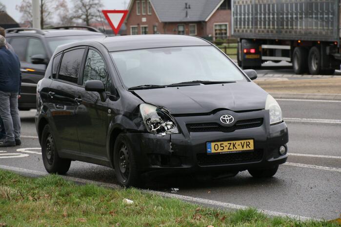 Schade bij botsing op rotonde