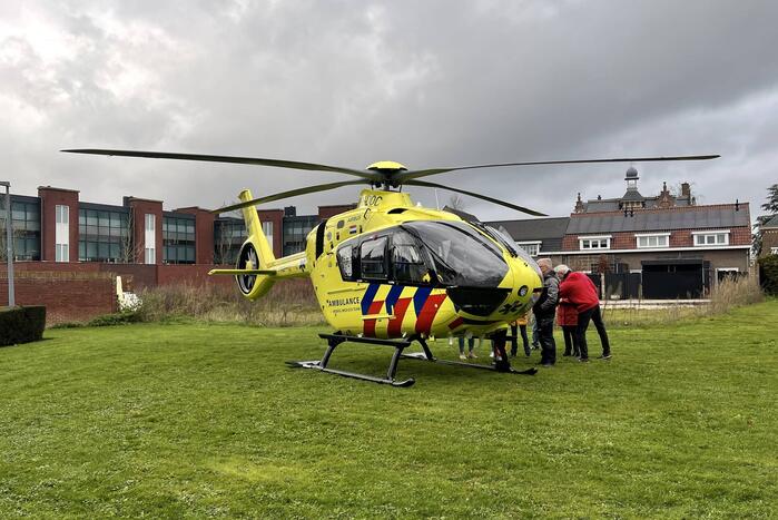 Vrouw zwaargewond na val uit raam