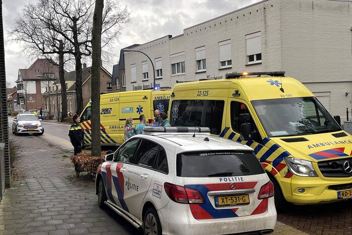 Vrouw zwaargewond na val uit raam