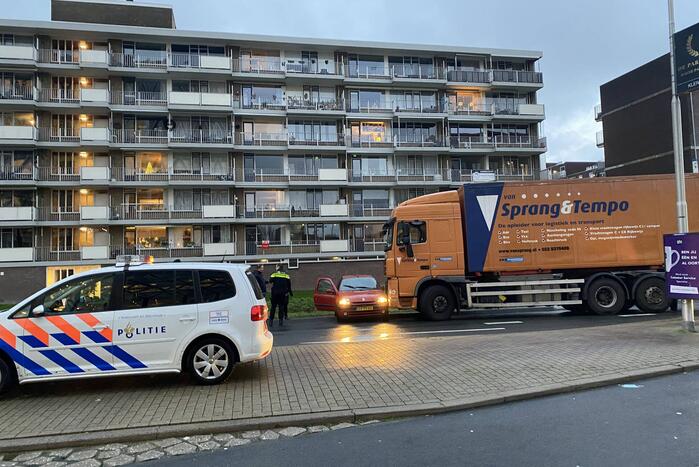 Auto keert en wordt geraakt door vrachtwagen