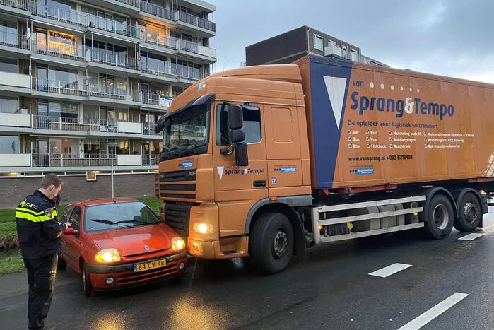 Auto keert en wordt geraakt door vrachtwagen