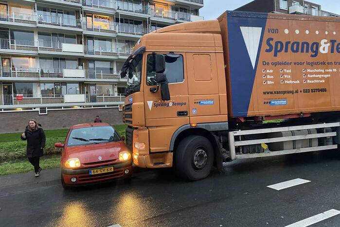 Auto keert en wordt geraakt door vrachtwagen