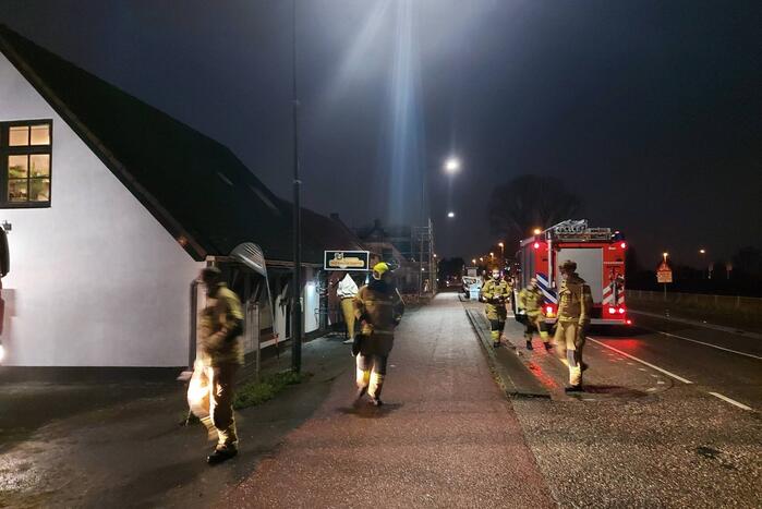 Brandweer controleert dak op brand