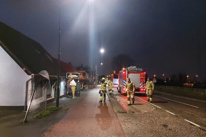 Brandweer controleert dak op brand
