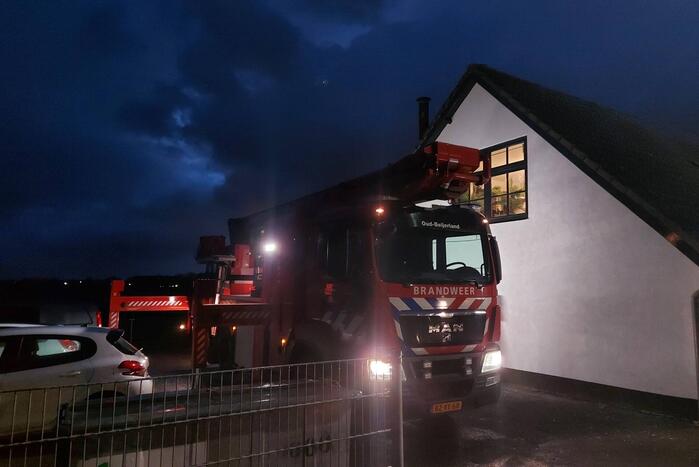 Brandweer controleert dak op brand