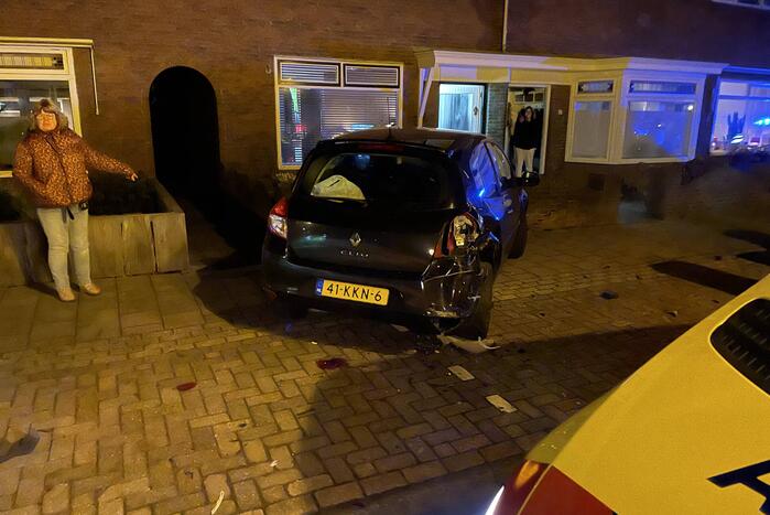 Auto belandt in tuin na aanrijding