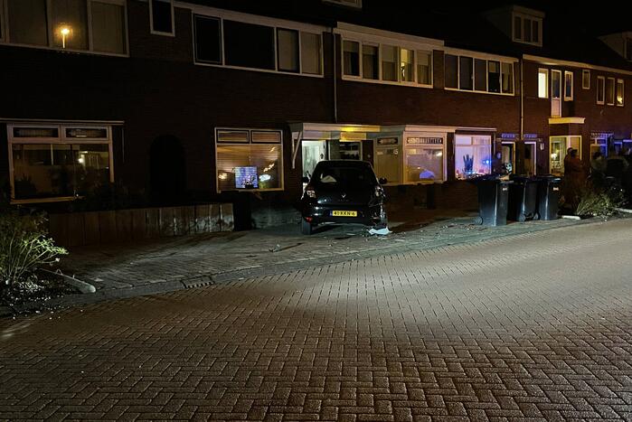 Auto belandt in tuin na aanrijding