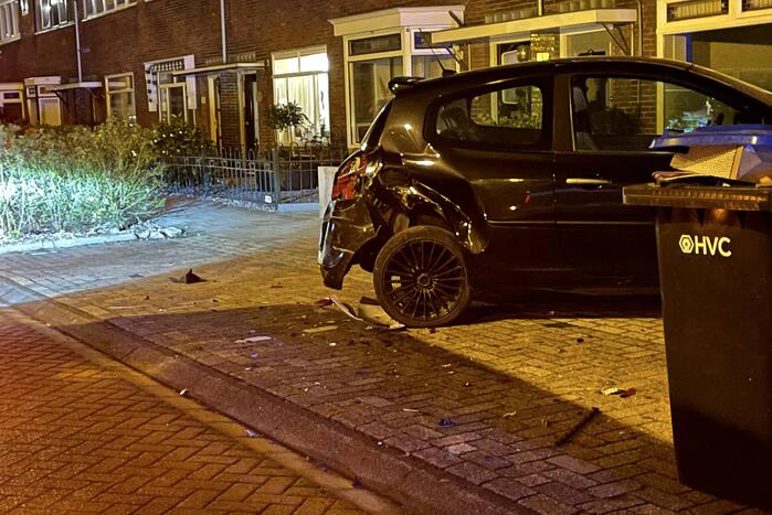 Auto belandt in tuin na aanrijding