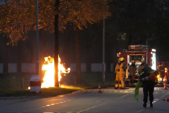 Metershoge vlammen bij brand in gasleiding