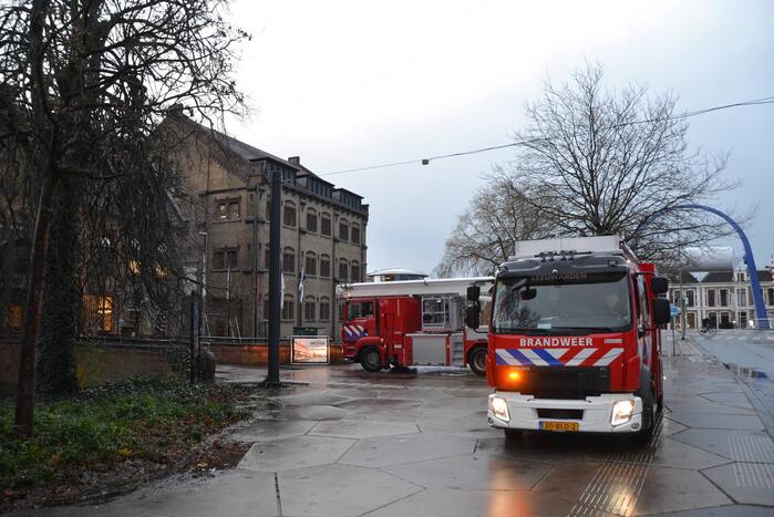 Broei in grote put met houtvezels