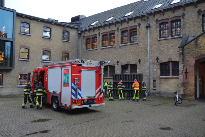 Broei in grote put met houtvezels