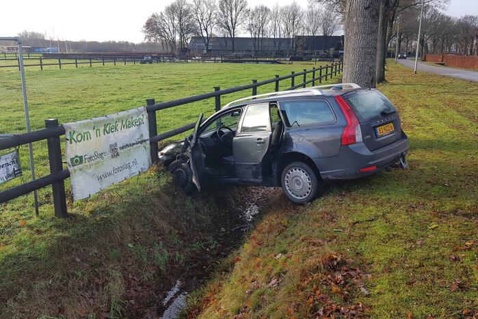 Personenwagen en bestelbus botsen op kruispunt