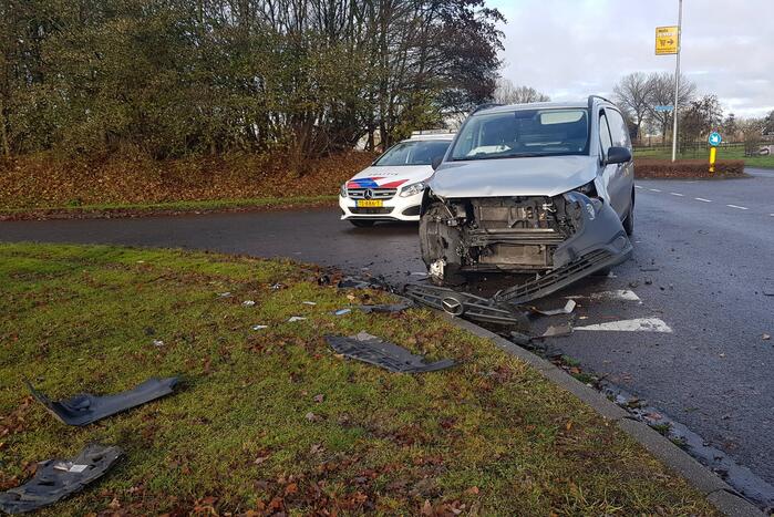 Personenwagen en bestelbus botsen op kruispunt