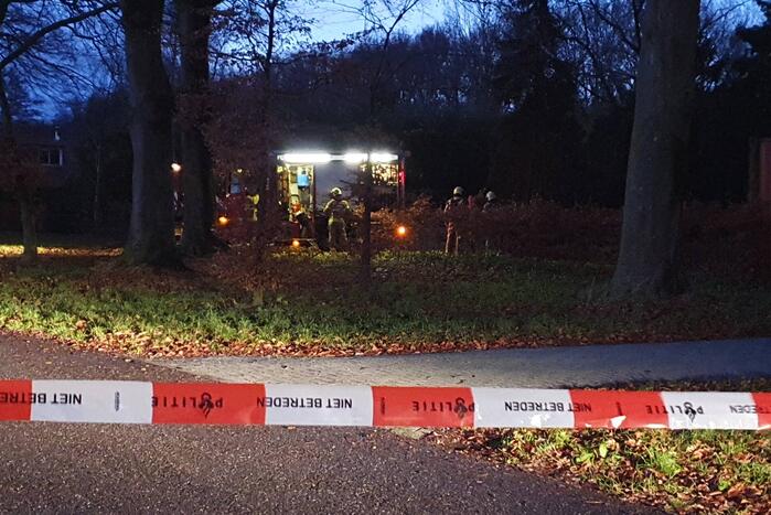 Straat afgezet voor brandende schuur